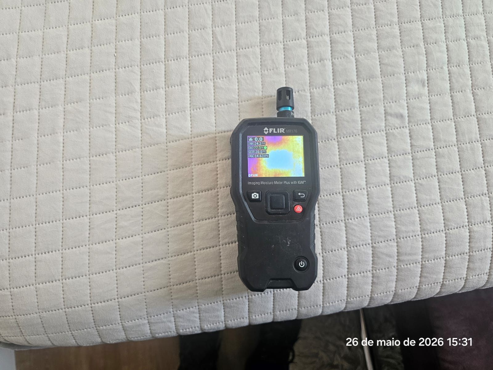 Higrômetro FLIR MR175 medindo umidade em campo - AMAG Perícia