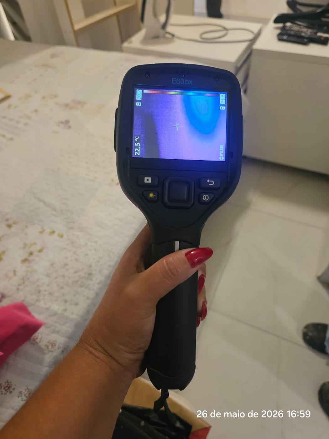 Câmera termográfica identificando área úmida na parede durante investigação de infiltração