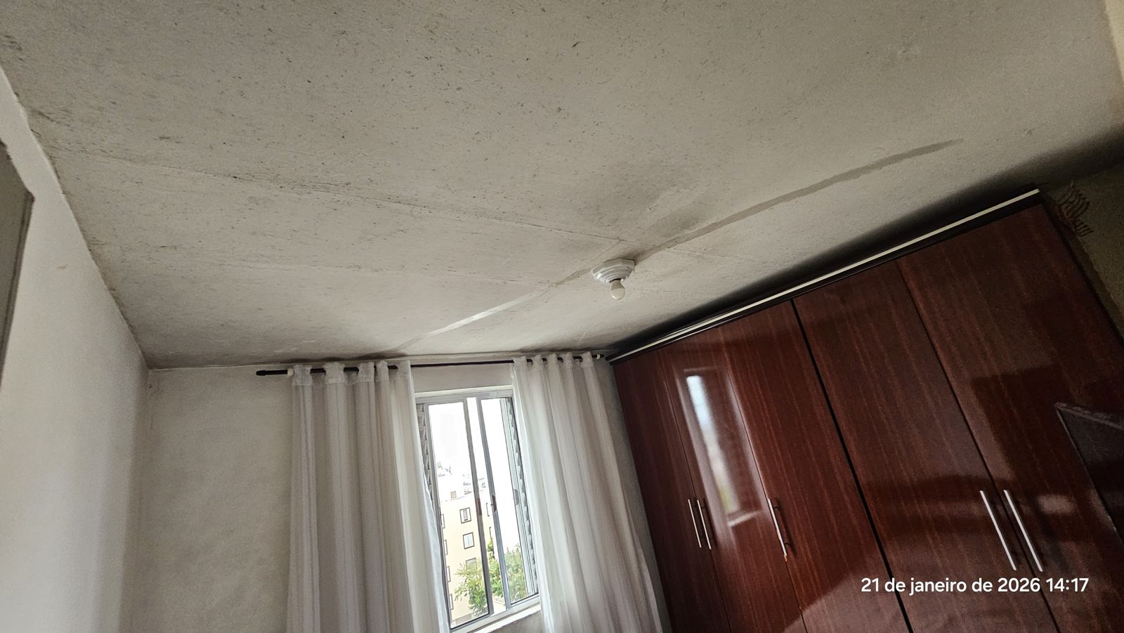 Mancha linear de infiltração no teto de quarto de apartamento