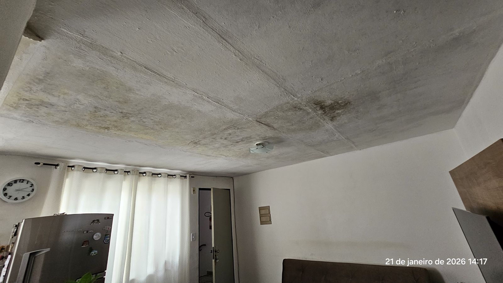 Manchas de umidade e bolor no teto de sala de apartamento