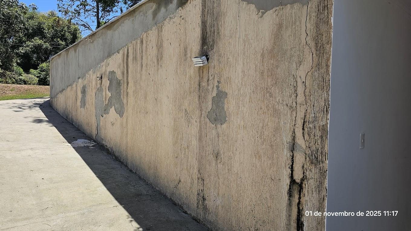 Muro de divisa com rachadura registrada em vistoria cautelar de vizinhança antes da obra