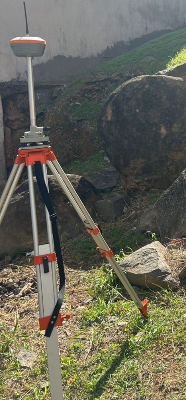 Receptor GNSS montado em tripé para levantamento topográfico