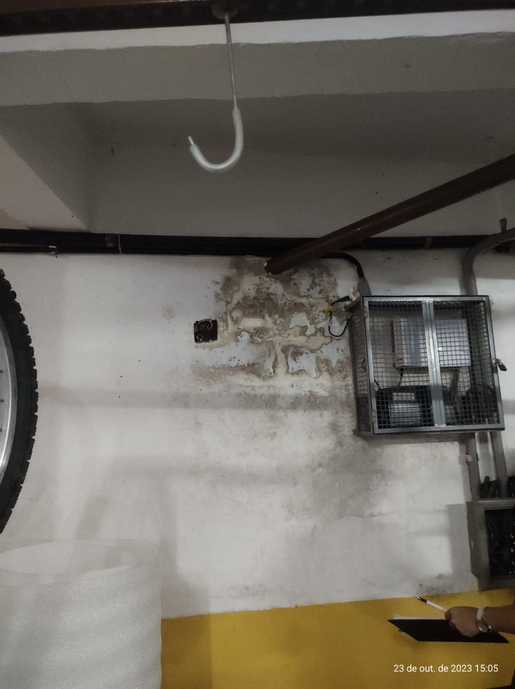 Registro técnico de mancha de umidade em parede de garagem de condomínio