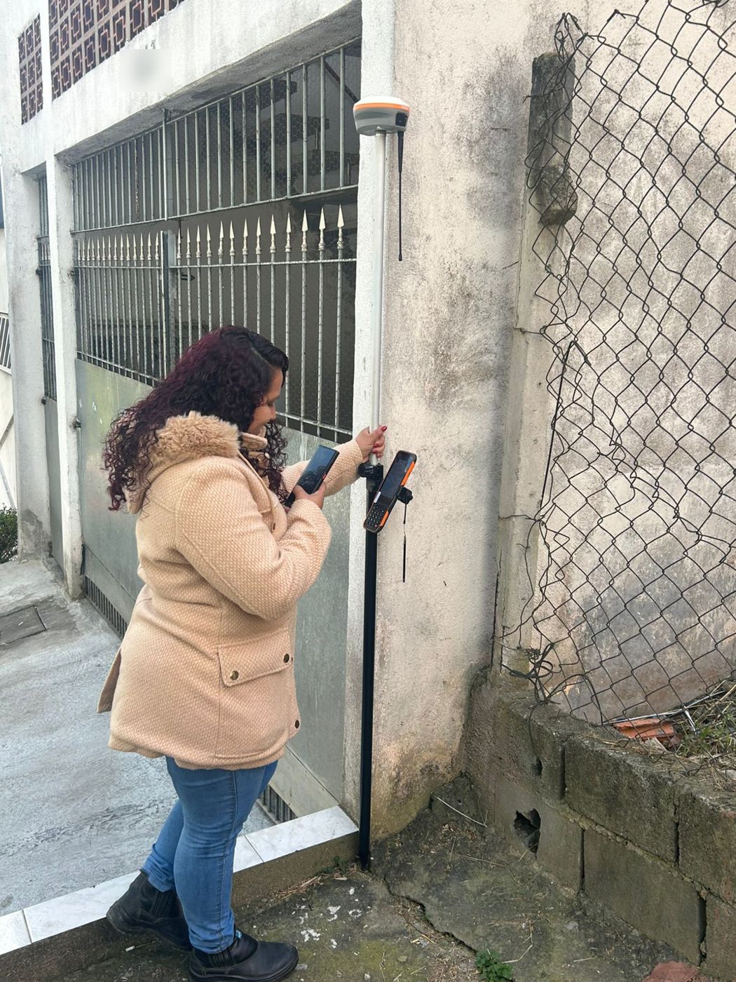 Levantamento topográfico em campo com receptor GNSS e coletora